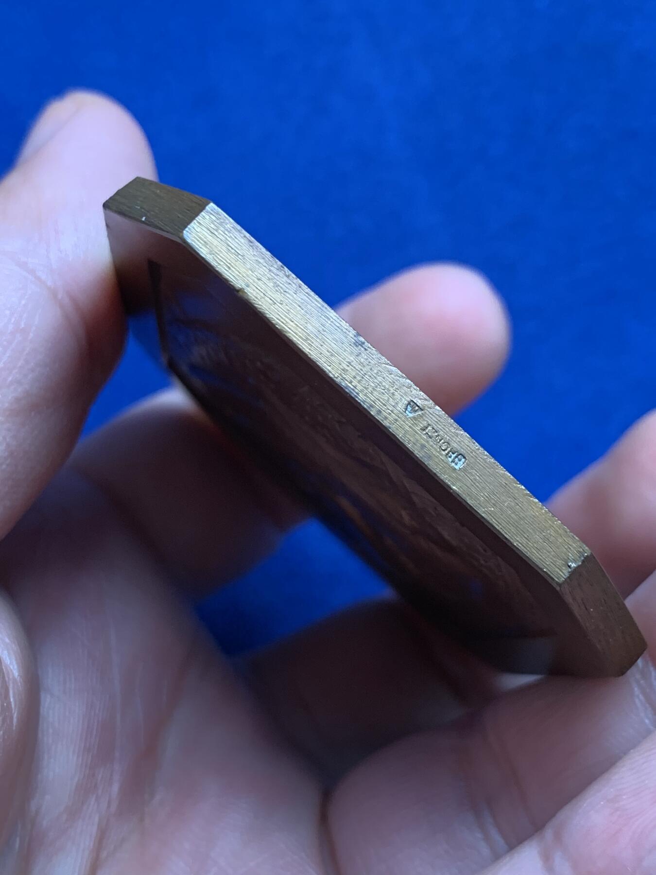 《竞宝斋》第436场 周日，周一2场连拍 （全场包邮） 法国天使大牌匾，极少见品种，法国著名雕刻家FRAISSE作品。品相极美，赏心悦目。直径：63*53mm，重：103g，三角铜标边铭，双面高浮雕，细节犀利，带原盒。