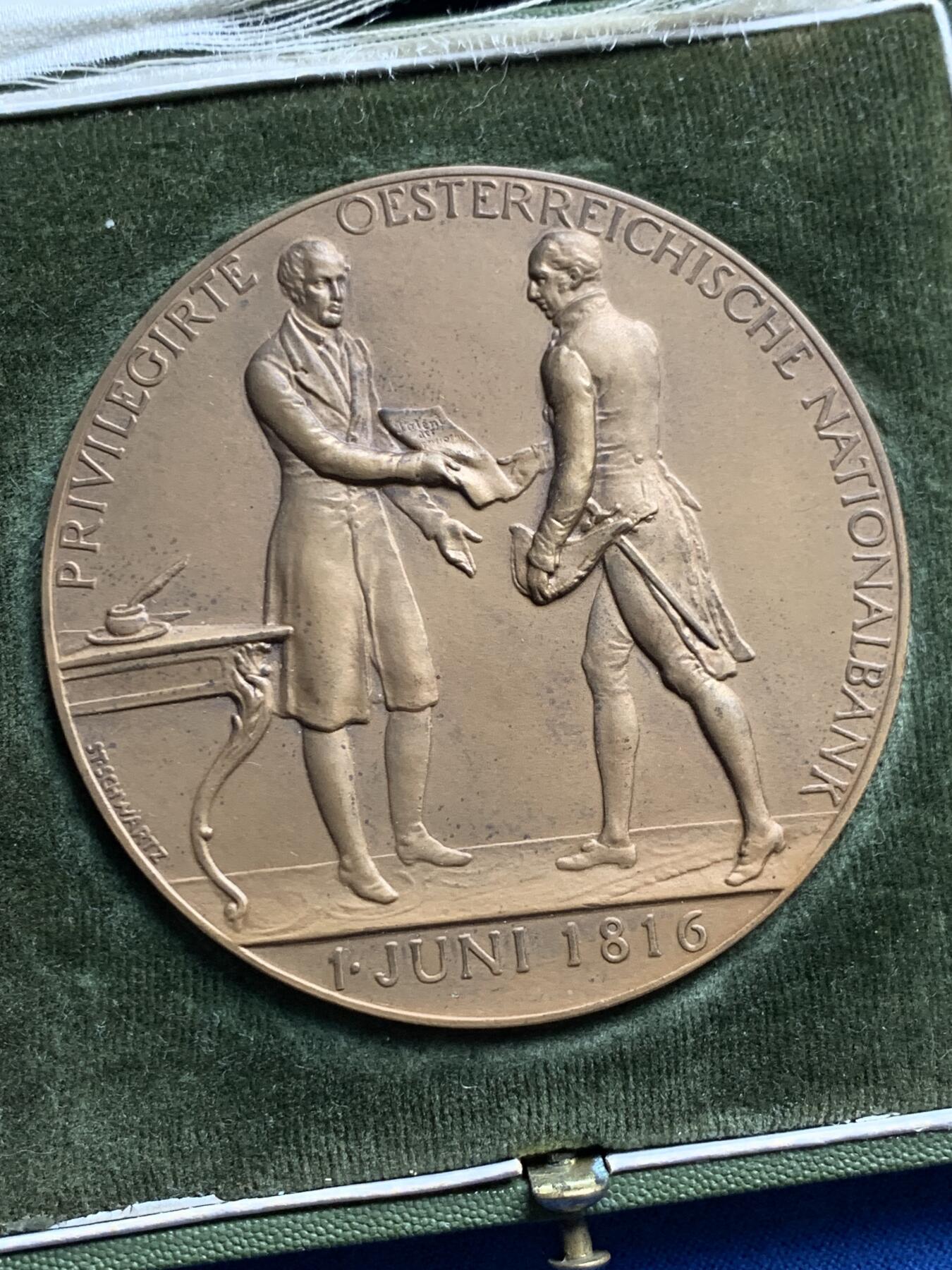 《竞宝斋》第436场 周日，周一2场连拍 （全场包邮） 1816-1916年奥地利国民银行百年纪念铜章 直径65.2mm 重约108.5g 带原盒 状态不错 细节见图