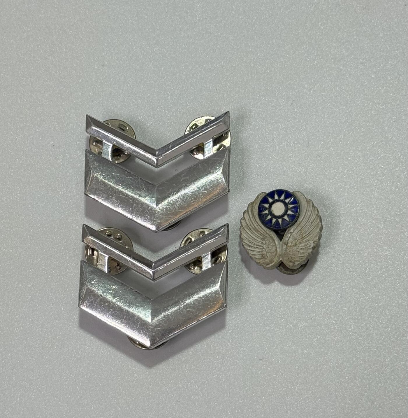 韵星假日精品2025秋季军品类拍卖会-- Rimey Holidays Boutique 2025 Autumn Militaria Sale 国军空军帽徽与肩章一组