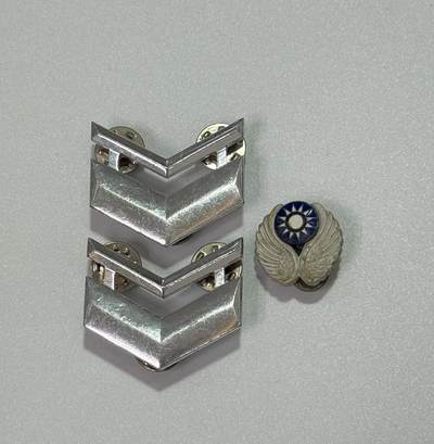 韵星假日精品2025秋季军品类拍卖会-- Rimey Holidays Boutique 2025 Autumn Militaria Sale - 国军空军帽徽与肩章一组