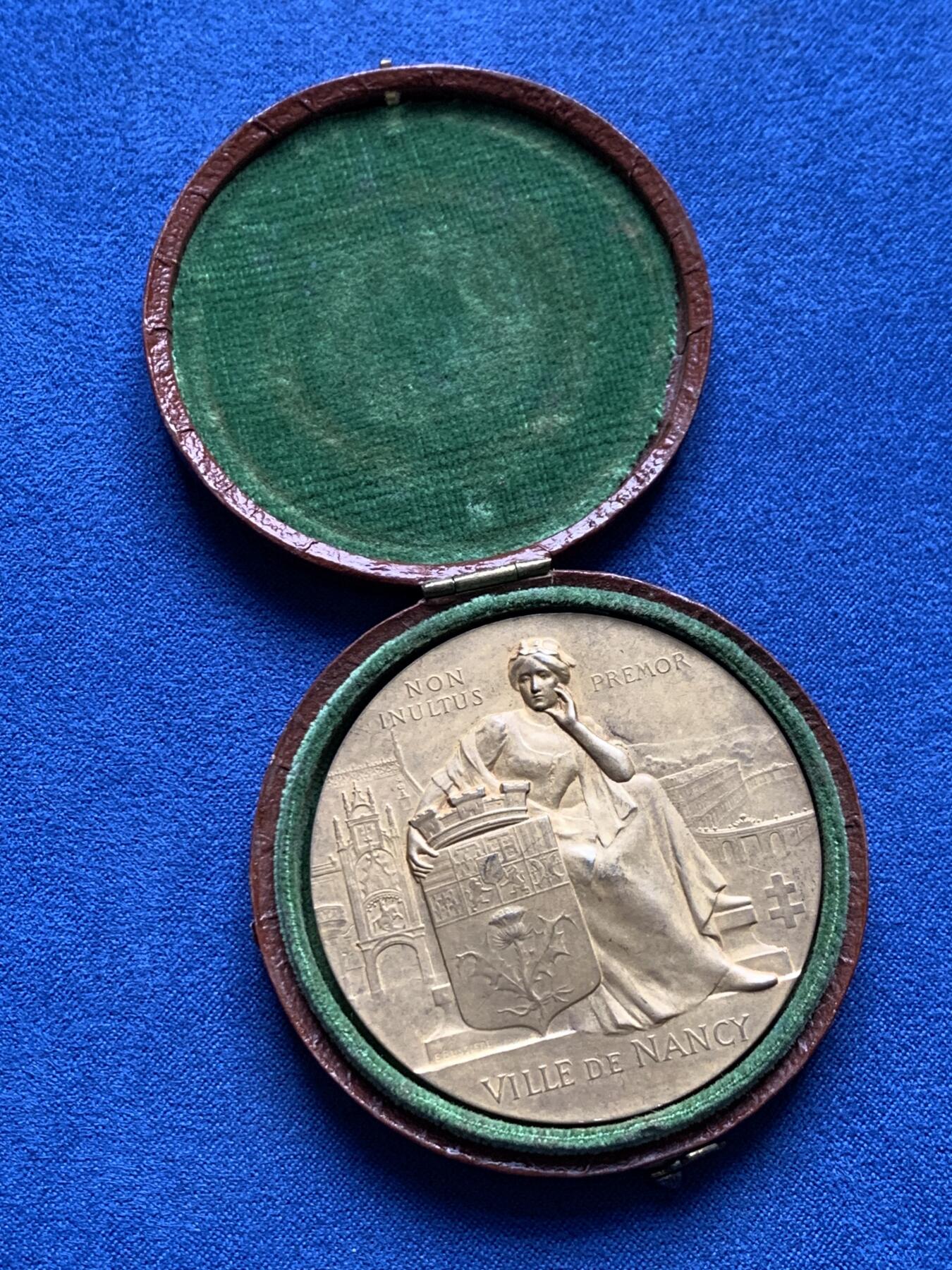 《竞宝斋》第436场 周日，周一2场连拍 （全场包邮） 法国1909年南希世博会纪念镀金大银章 64.3克 49.8mm 带盒 丰饶角1银 盒子背面有有损