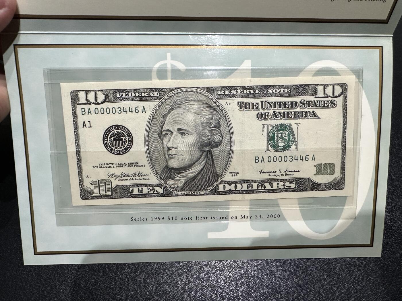 《外钞收藏家》第五百八十三期（精选场）（本期拍品丰富）（本平台长期征集拍品、欢迎藏友们联系合作） 1999年首发10美元稀有千位号（另附一张近代美元发行年表） 原装册子 全新但有潮斑