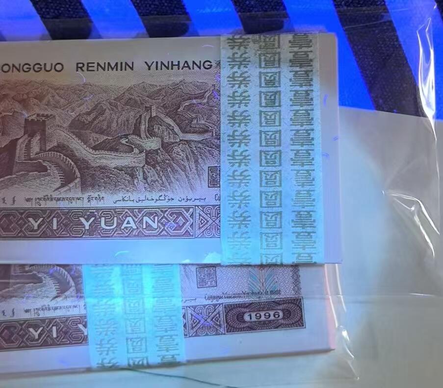 961金粉桃花红，金粉荧光两刀，001绝品无油无斑，1101刀，一侧有小瑕疵！001刀10000，1101刀8000有喜欢的联系。