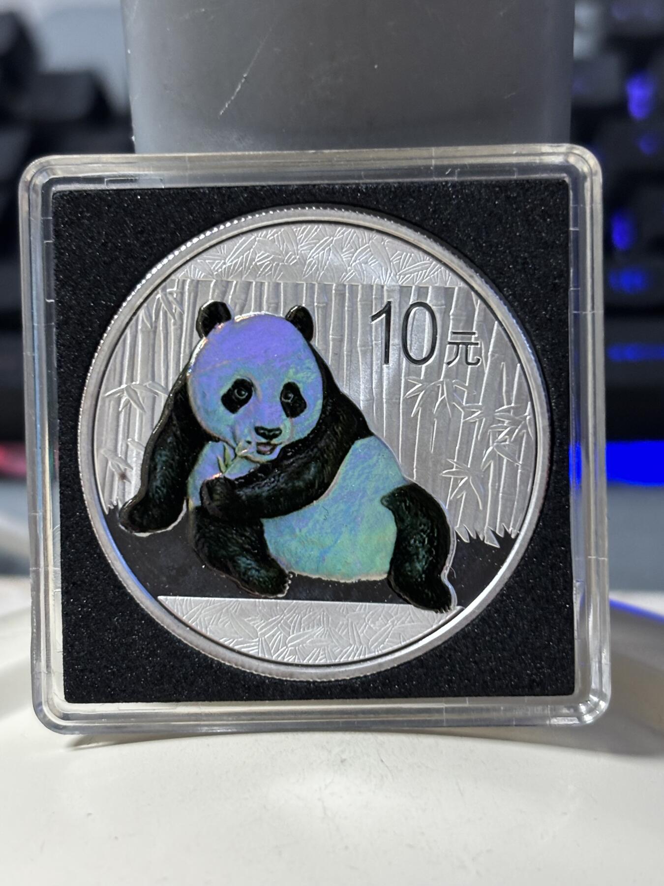 第181期拍卖 中国2015年熊猫1盎司幻彩纪念银币带盒证书，999银，发行1000枚