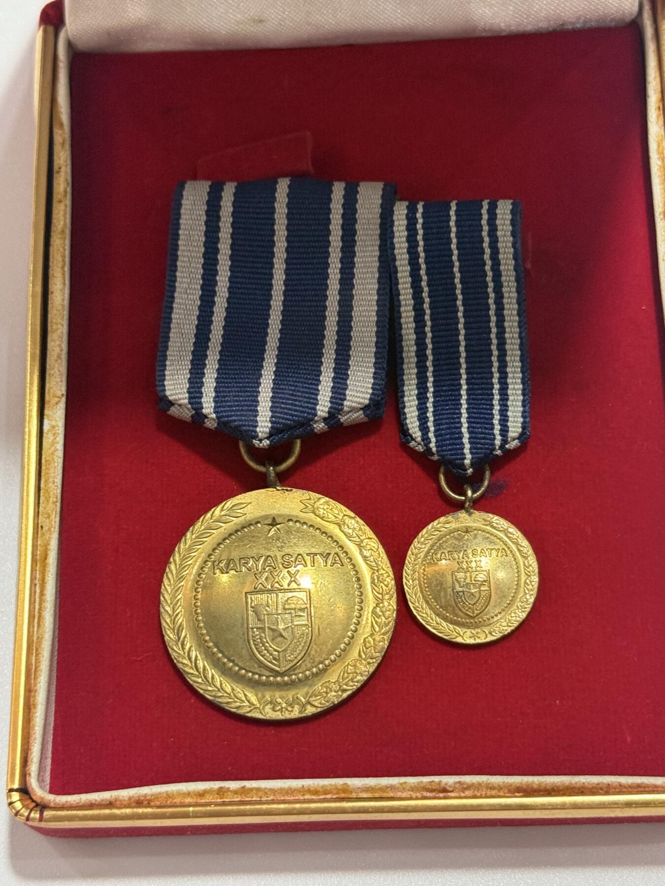 韵星假日精品2025秋季军品类拍卖会-- Rimey Holidays Boutique 2025 Autumn Militaria Sale 印度尼西亚共和国金级忠勤奖章带原盒mini一套