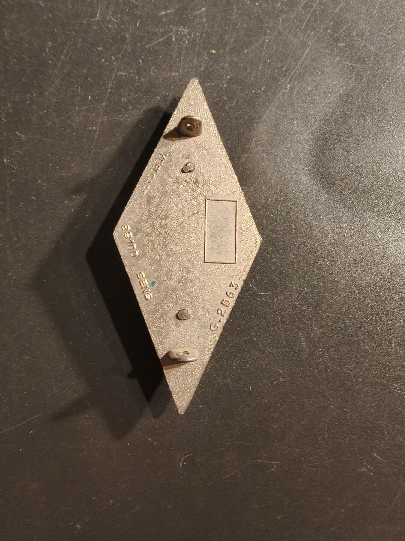 老王徽章第162期  法国陆军第10装甲师证章     第10装甲师于1977年创建，并于1997年解散。 该师在冷战期间驻扎在法国东部，是法国第一军团的一部分