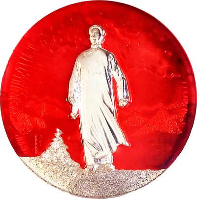 2025年伟人像章秋季专场拍卖会 - 红金配色 圆形 伟人 手执油纸伞经典“去安源”形象 山峦松枝元素 一枚 NGC-MS66 直径8.18cm