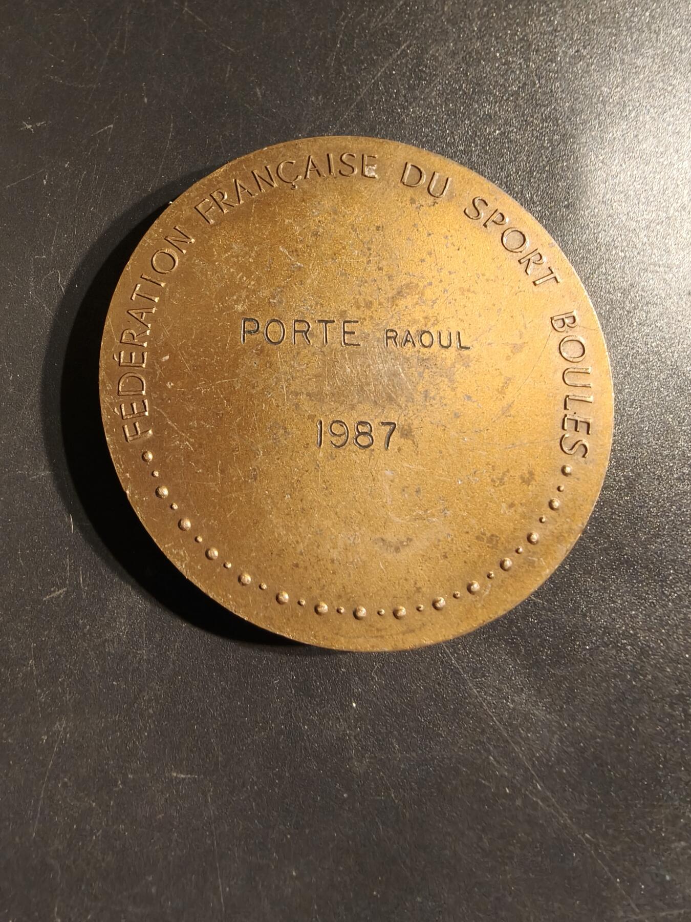 老王徽章第162期  法国滚球运动联合会大铜章     直径50mm.    重量76.2g