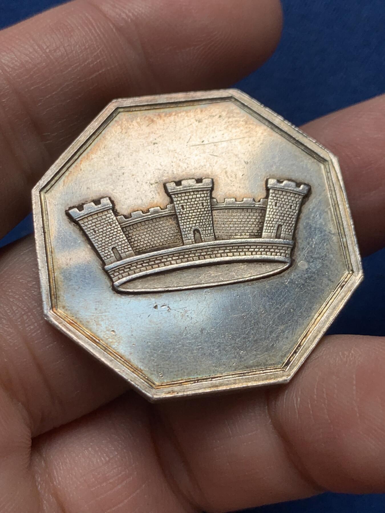 《竞宝斋》第436场 周日，周一2场连拍 （全场包邮） 法国1838年城市人寿保险公司八角银质代币，城堡王冠图，丰饶角AR边铭，35mm，19.7克