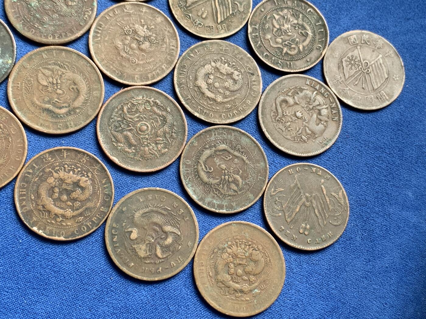 《竞宝斋》第436场 周日，周一2场连拍 （全场包邮） 晚清及民国十文铜元20枚 基本都是巧克力包浆，个别有绿锈，鱼上洗过的都要8-10元1枚，细节见图。