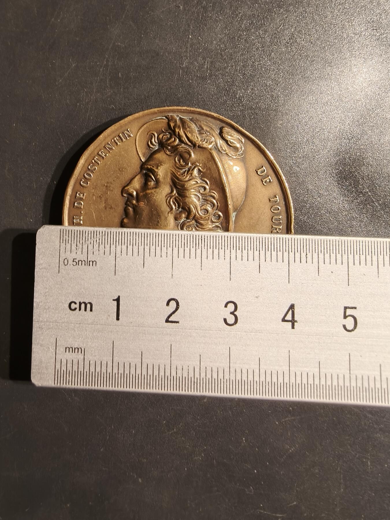 老王徽章第162期  法国海军“图尔维尔”号巡洋舰大铜章     “图尔维尔”号是法国海军的一艘重型巡洋舰，于1926年下水，1928年服役。 该舰以法国海军上将安妮·伊拉里翁·德·图尔维尔（Anne Hilarion de Tourville）命名。 该舰在二战期间主要在地中海和印度洋服役，并于1963年退役。   高浮雕     直径41mm.    重量36.1g