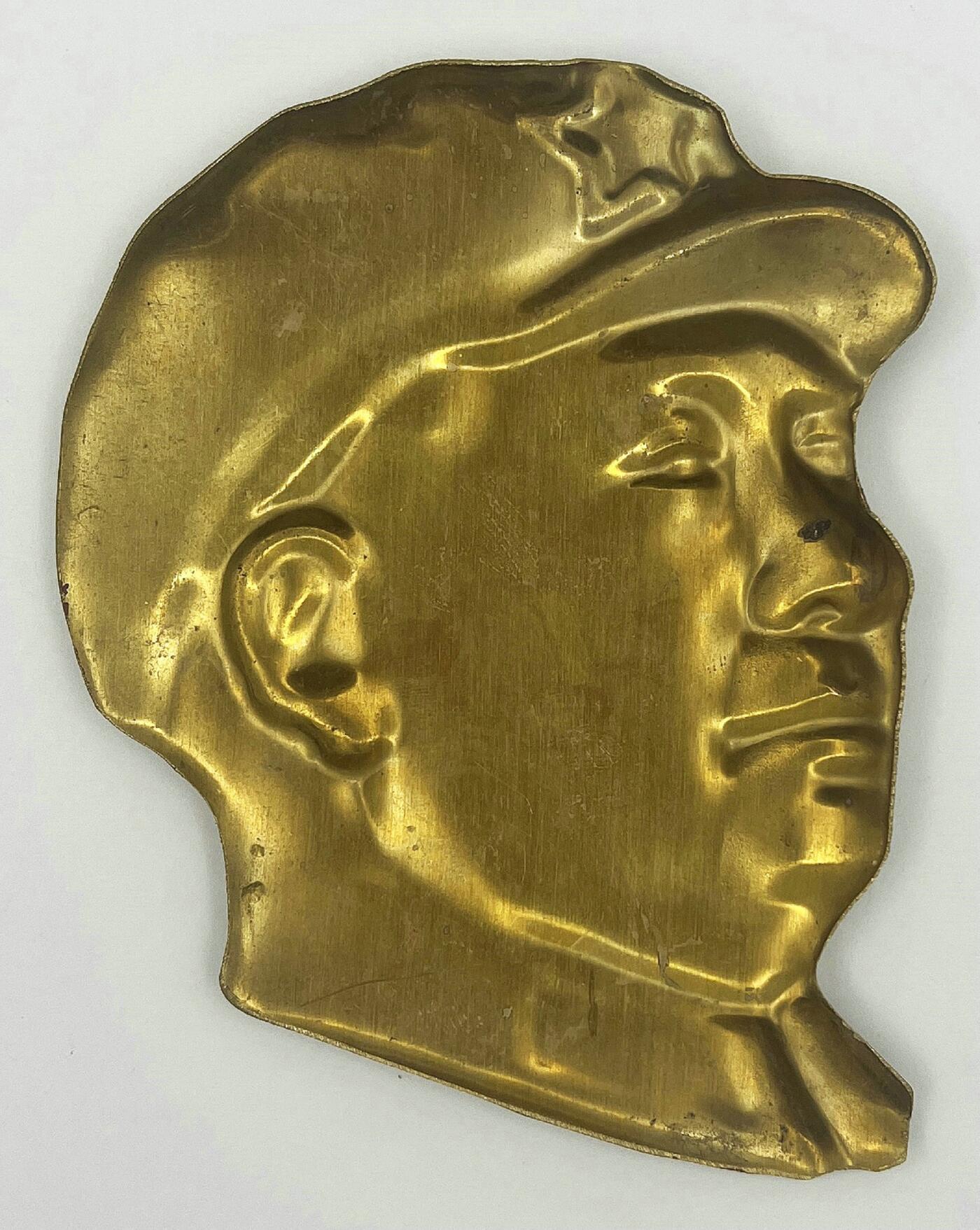 2025年伟人像章秋季专场拍卖会 金色侧面像 军帽 红色珐琅五角星帽徽领章 三枚 9.8cm×8.15cm×3