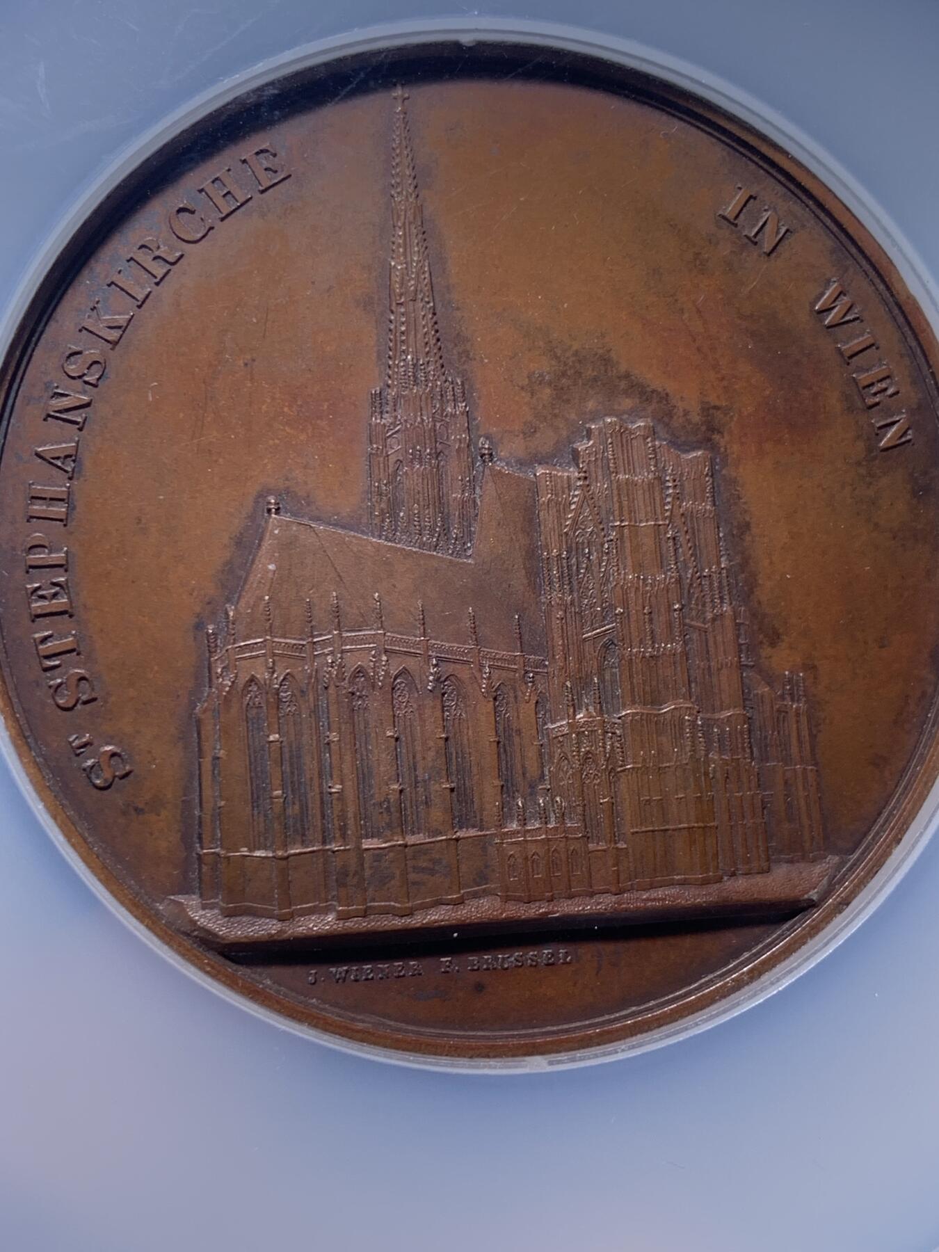 《竞宝斋》第436场 周日，周一2场连拍 （全场包邮） NGC MS62BN 奥地利古典大铜章，维也纳圣斯特凡大教堂，大师Wiener名誉作品。1862年古董原版，60mm，欧洲著名教堂系列，Wiener手雕章精品，细节刻画极其惊叹，实物精美！加大加厚盒。