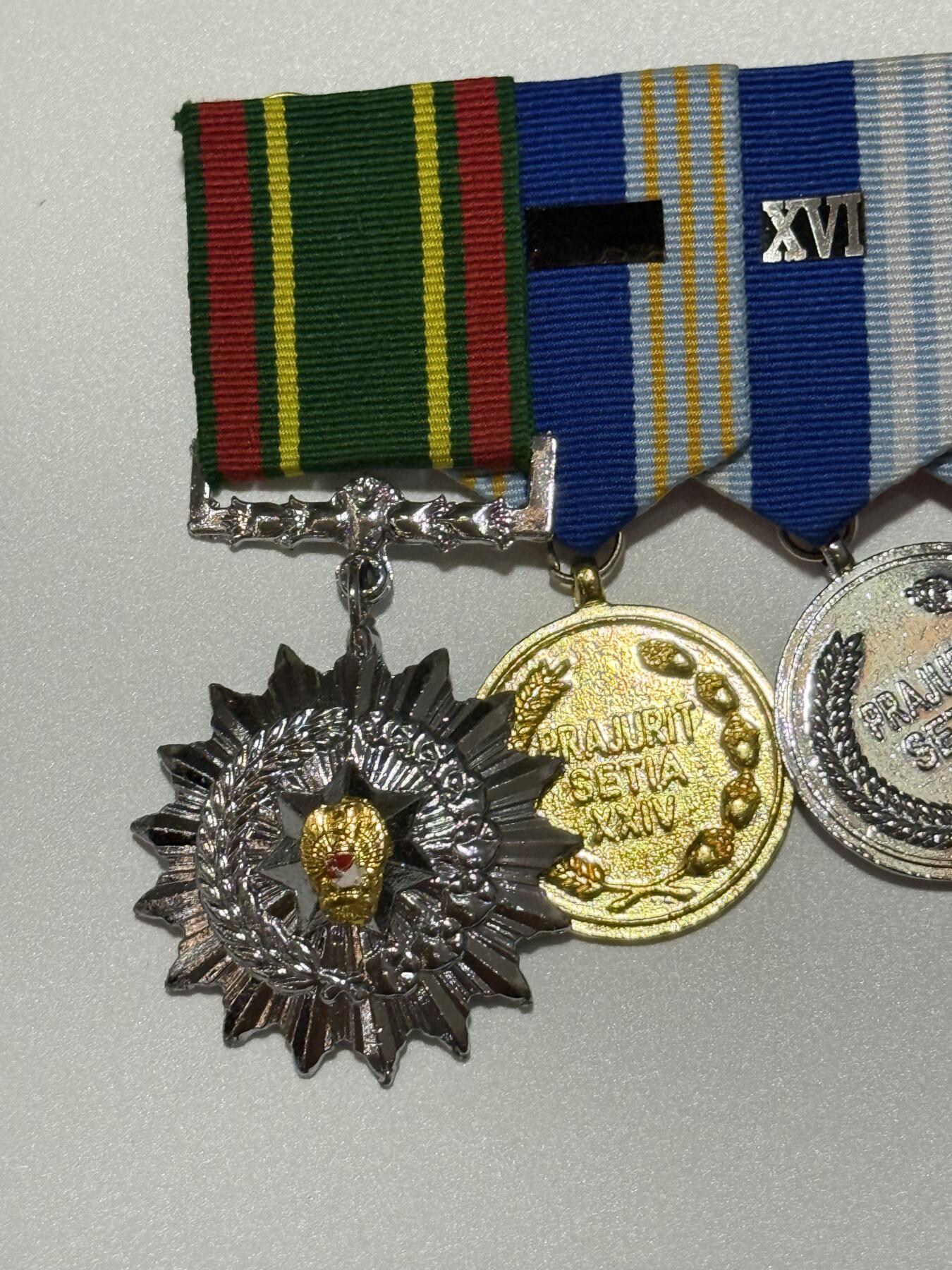 韵星假日精品2025秋季军品类拍卖会-- Rimey Holidays Boutique 2025 Autumn Militaria Sale 印度尼西亚4r联排--三级卡蒂卡挨卡拉克西（三军团结）之星勋章，金银铜三级国防军优秀服务奖章