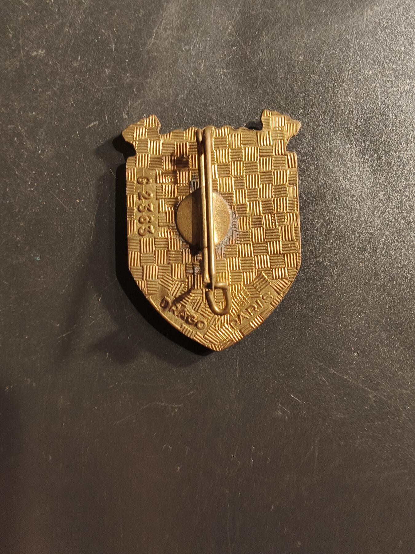 老王徽章第162期  法国库尔蒂讷军营证章        库尔蒂讷军营位于法国克勒兹省，是一个重要的军事训练基地。 这个徽章通常由在该军营服役或接受训练的士兵佩戴。