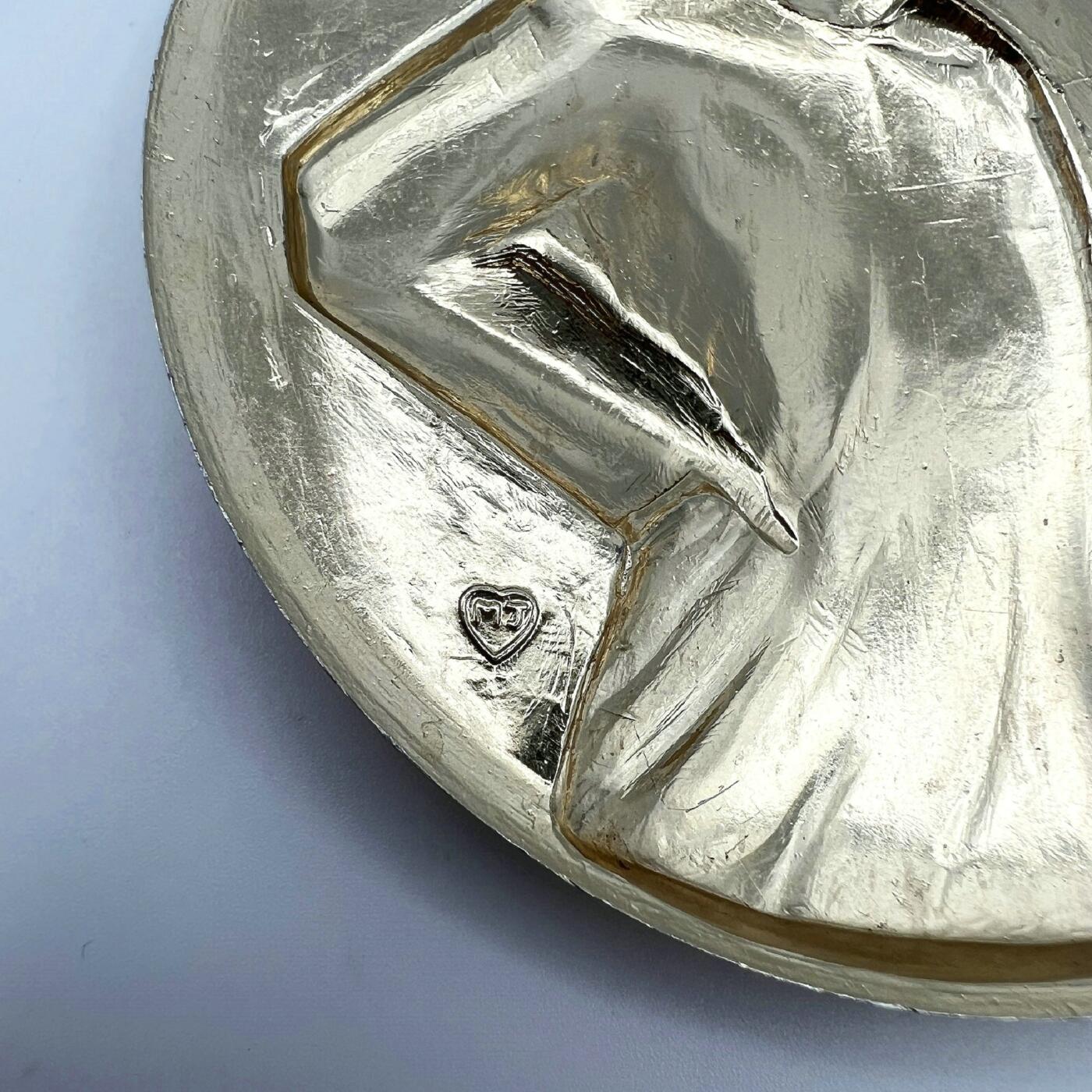 2025年伟人像章秋季专场拍卖会 红、蓝底银像 圆形 伟人青年形象 湘江评论 铭刻“问苍茫大地 谁主沉浮”诗句 一枚 直径9cm