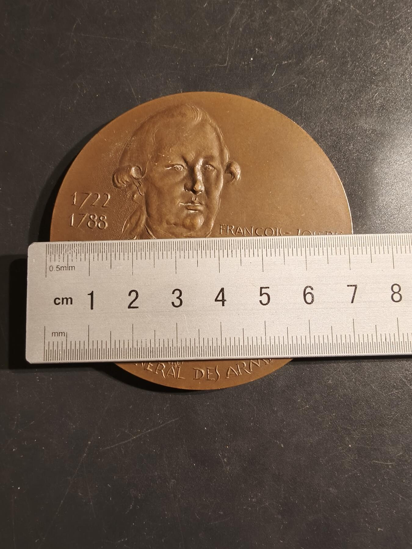 老王徽章第162期  法国海军上将弗朗索瓦-约瑟夫-保罗·德·格拉斯伯爵大铜章     背面描述了格拉斯伯爵带领法国海军击败英国的1781年美国独立战争切萨皮克湾海战的场景     直径72mm.     重量160g
