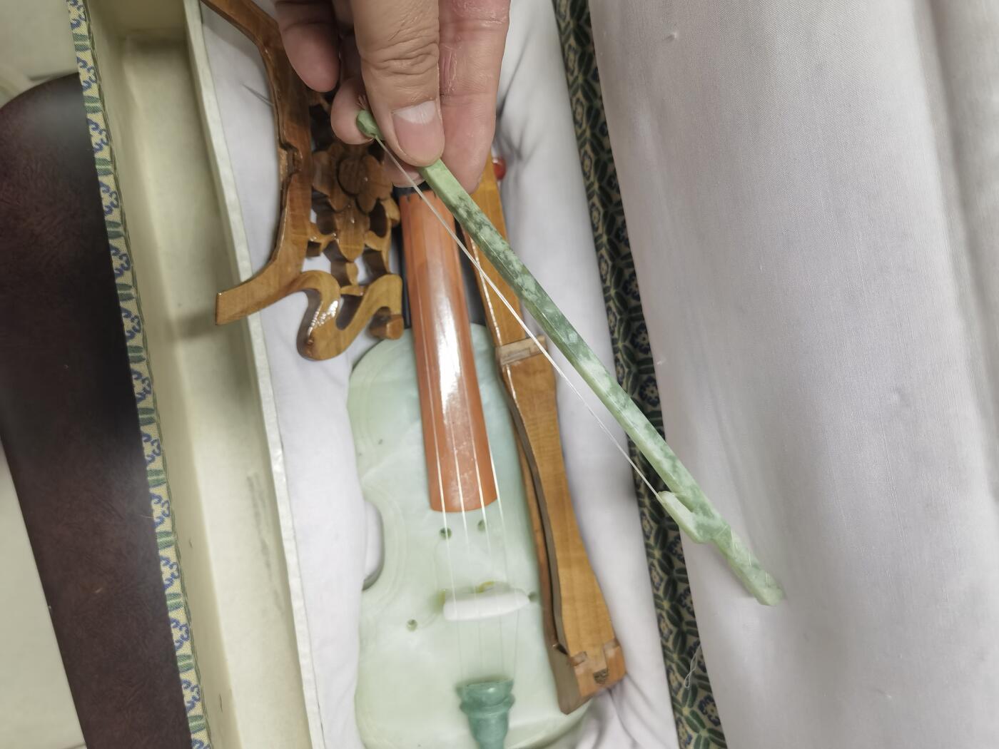 玉雕大师作品小提琴玉石摆件手工作品原盒