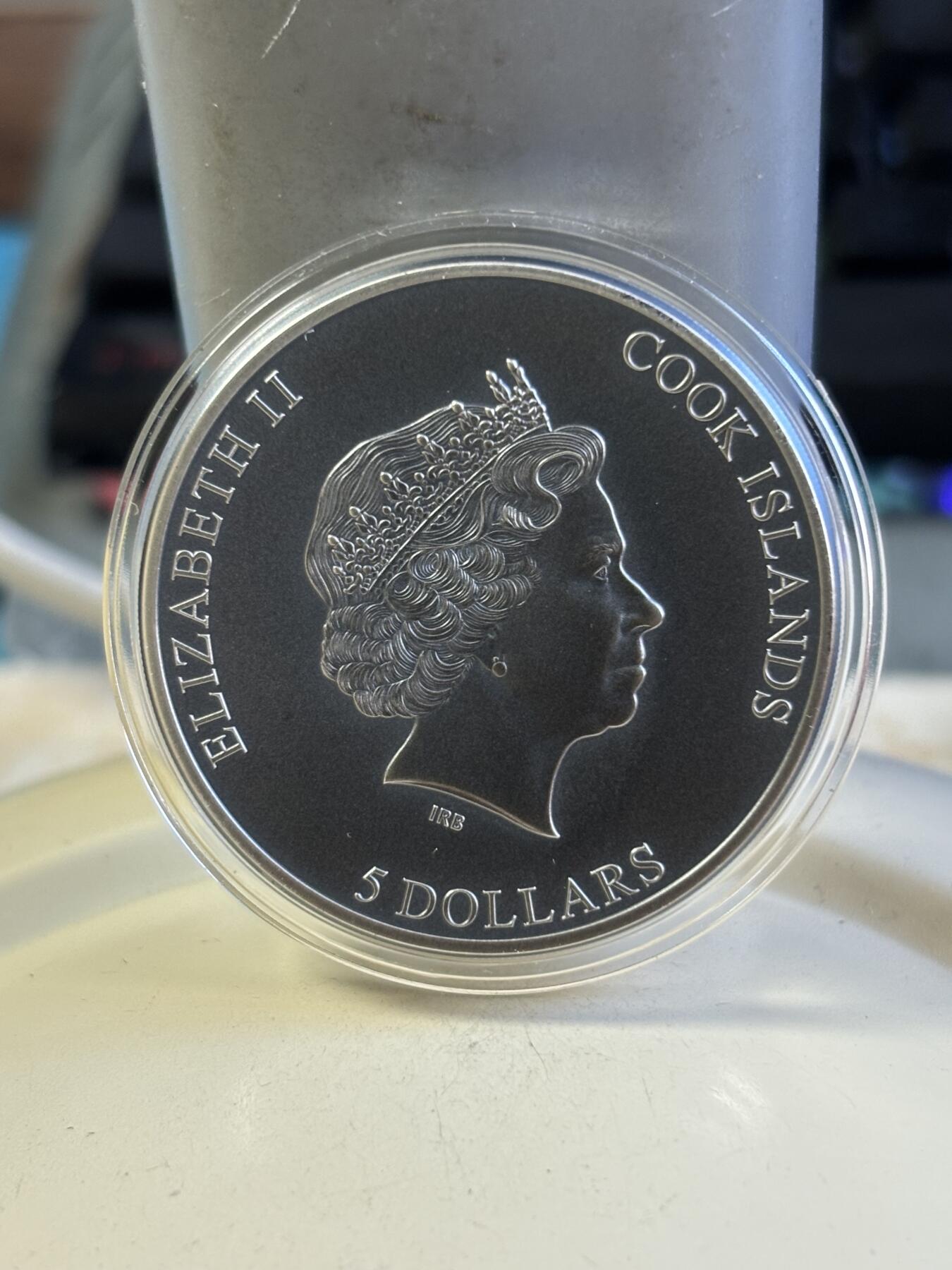 第181期拍卖 库克2023年迷茫和困境系列逃离1盎司纪念银币，999银，发行量999枚，外铁盒有稍微凹陷