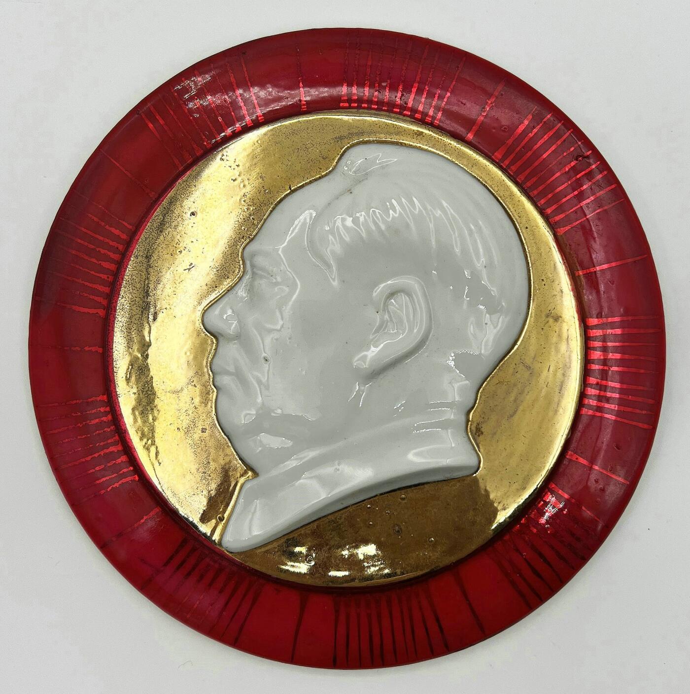 2025年伟人像章秋季专场拍卖会 金银白配色 伟人德化瓷像 一对 直径14.21cm×2