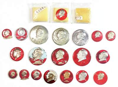 2025年伟人像章秋季专场拍卖会 - 红、银双色系 原装保护海绵 含天安门、华表图案未上漆状态合集 二十二枚 直径3.1cm-直径6.4cm