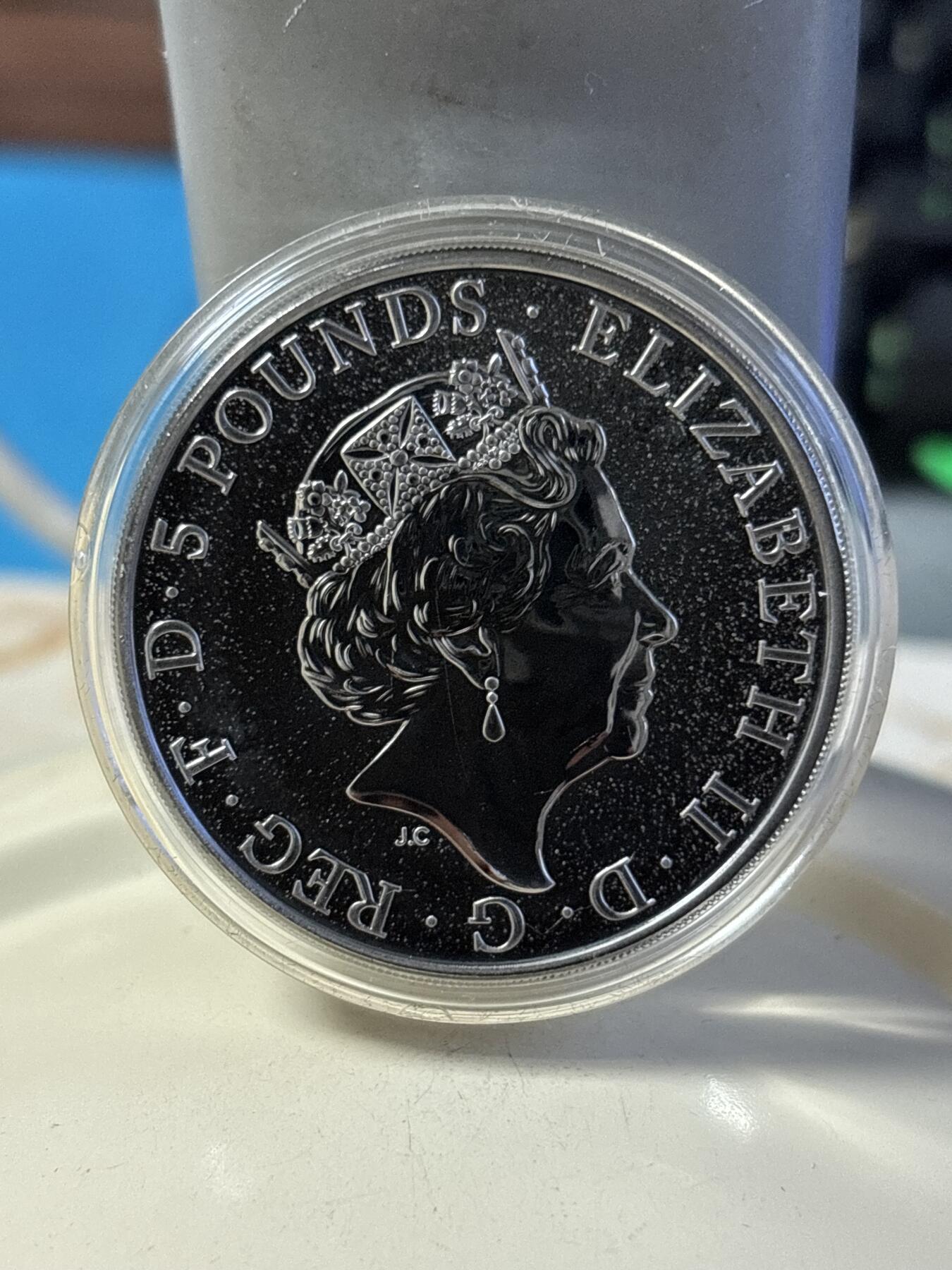 第181期拍卖 英国2017年女王神兽系列格里芬2盎司钌化镀金银币，999银钌化镀金，发行250枚