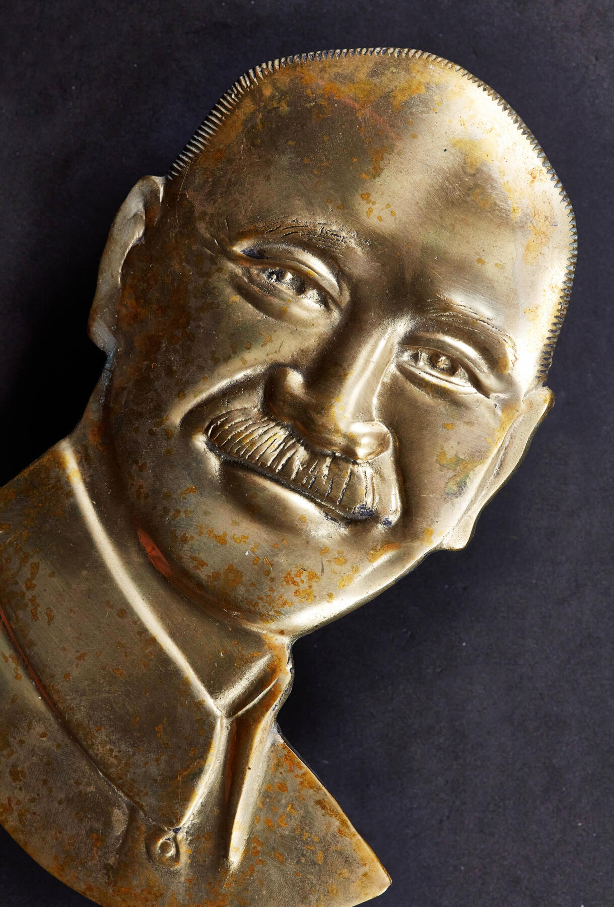 【俄甄集藏】2025年(044)11-12星期三晚 19:30 全场包邮 中国台湾1970年代纪念蒋公铜牌挂像，高：210mm，宽：150mm，重量约700克