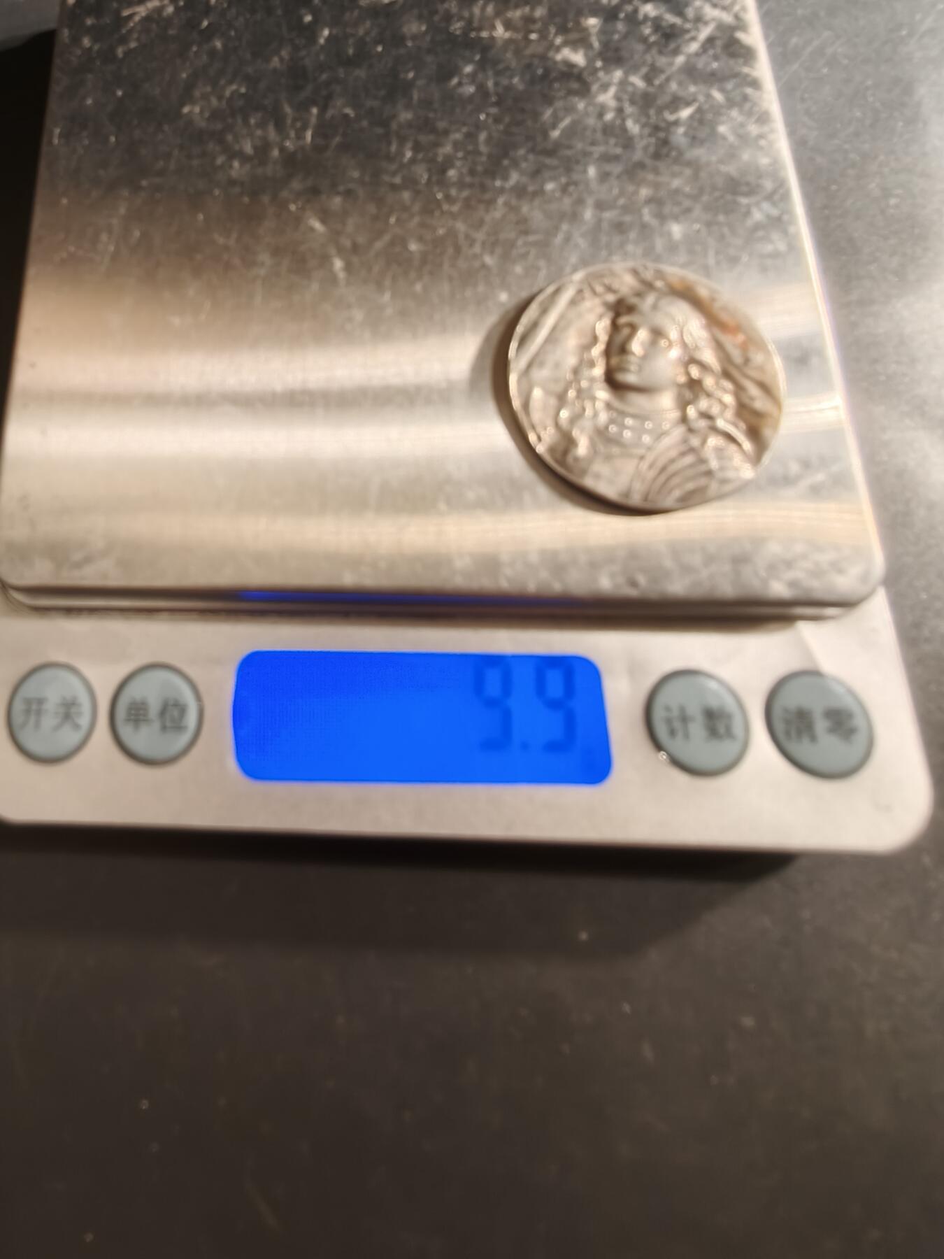 老王徽章第162期 法国圣女贞德纪念章   直径30mm.    重量9.9g.    背面铭文“我来拯救法兰西了”