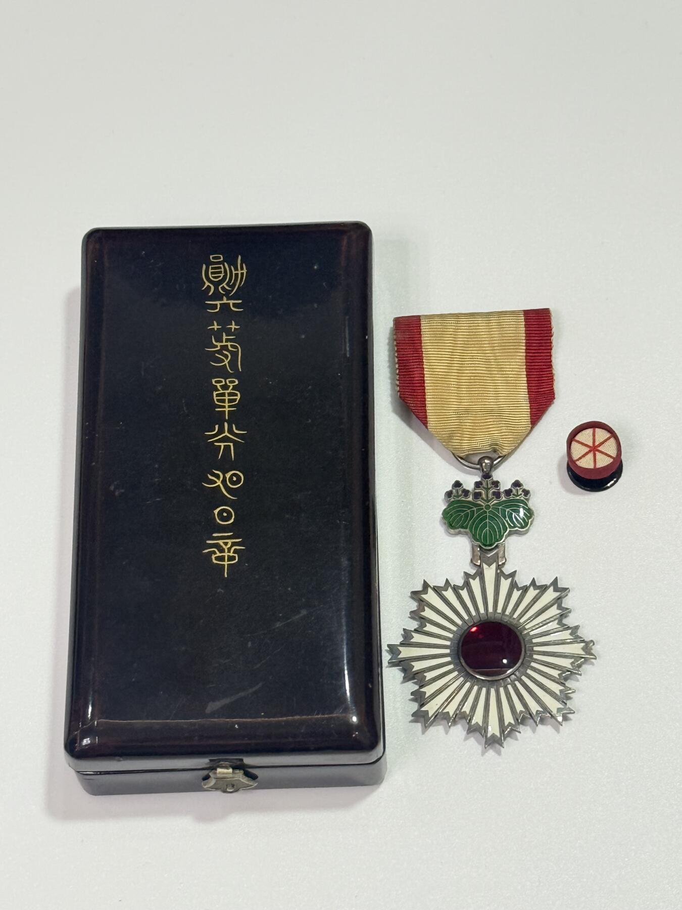 韵星假日精品2025秋季军品类拍卖会-- Rimey Holidays Boutique 2025 Autumn Militaria Sale 勋六等旭日章，明治后期版本，盒略齐全