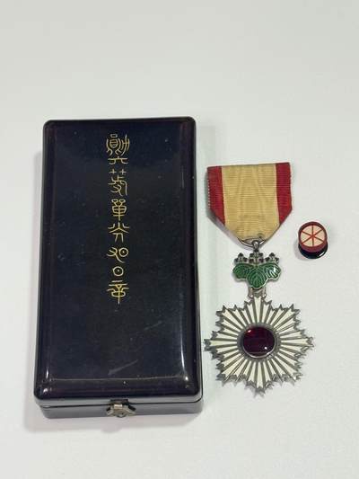 韵星假日精品2025秋季军品类拍卖会-- Rimey Holidays Boutique 2025 Autumn Militaria Sale - 勋六等旭日章，明治后期版本，盒略齐全