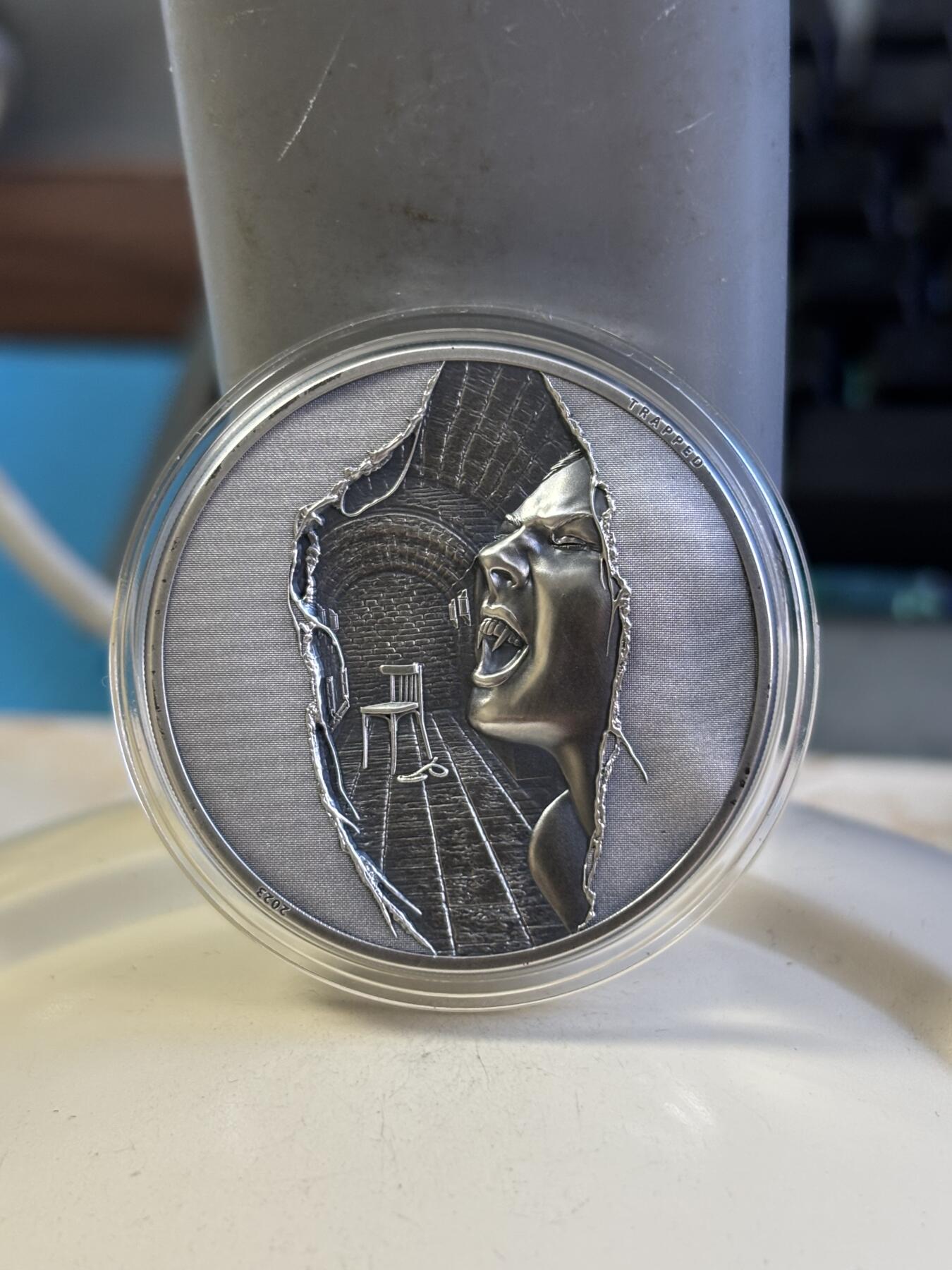 第181期拍卖 库克2023年迷茫和困境系列逃离1盎司纪念银币，999银，发行量999枚，外铁盒有稍微凹陷