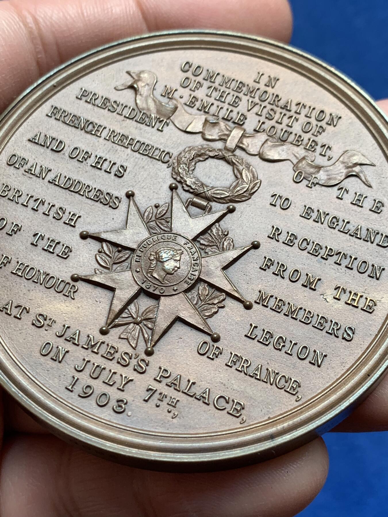 《竞宝斋》第436场 周日，周一2场连拍 （全场包邮） 1903年法国总统埃米尔•卢贝访问英国纪念，139.1克，63.2mm，铜标边铭，原盒有破损