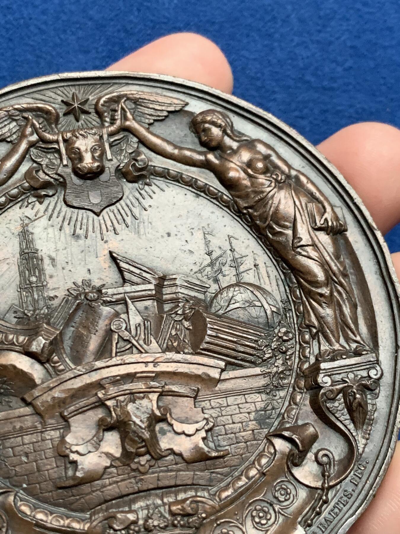 《竞宝斋》第436场 周日，周一2场连拍 （全场包邮） 比利时安特卫普建筑师协会纪念大铜章 233克 79.5mm 、 高浮雕 细节见图