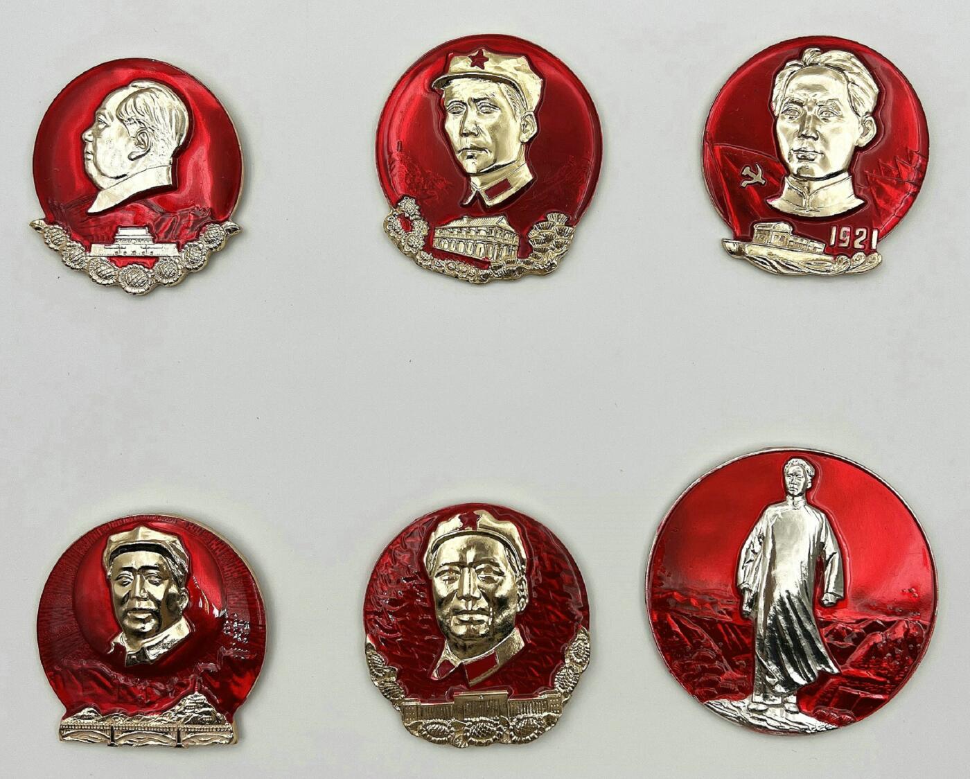 2025年伟人像章秋季专场拍卖会 1968年9月 上海六一四厂套章 红金银配色 圆形 异形 七朵金葵花 南湖小船 延安宝塔  六枚/套 4.74×5.08cm-直径6.10cm