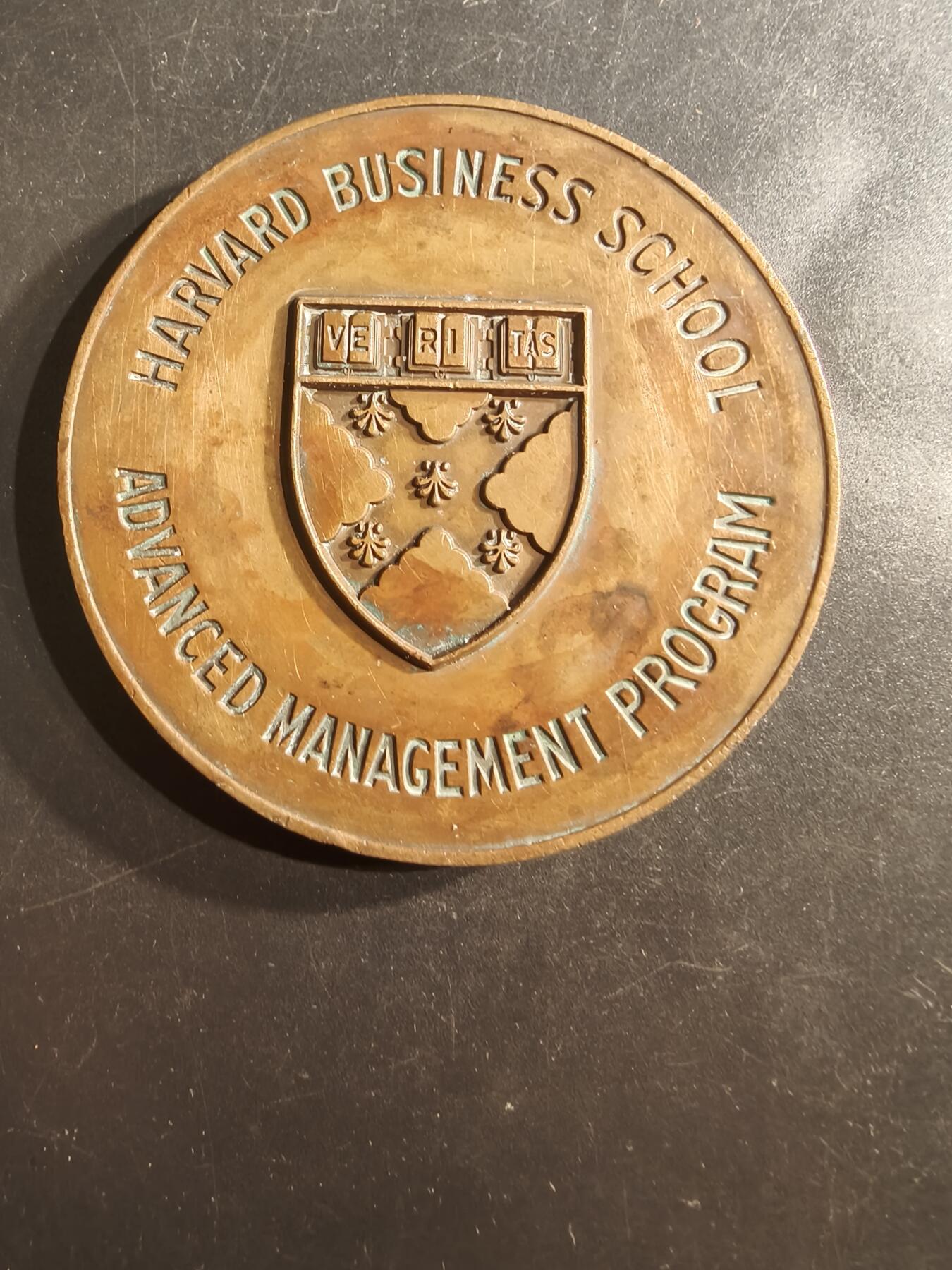 老王徽章第162期 美国洛克希德马丁公司哈佛商学院高级管理课程纪念章     直径75mm.    重量153.2g