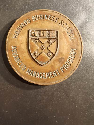 老王徽章第162期 - 美国洛克希德马丁公司哈佛商学院高级管理课程纪念章     直径75mm.    重量153.2g