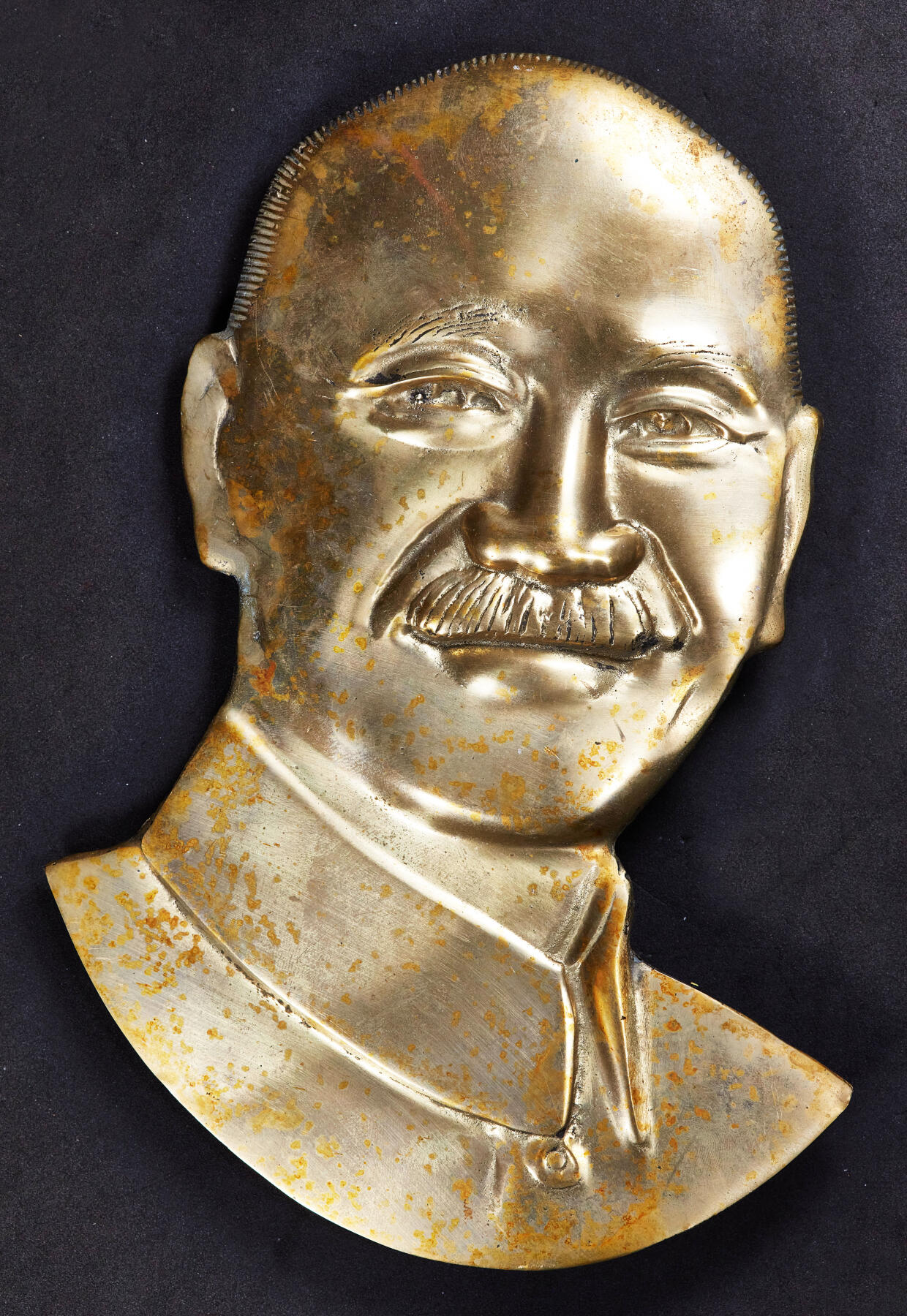 【俄甄集藏】2025年(044)11-12星期三晚 19:30 全场包邮 中国台湾1970年代纪念蒋公铜牌挂像，高：210mm，宽：150mm，重量约700克