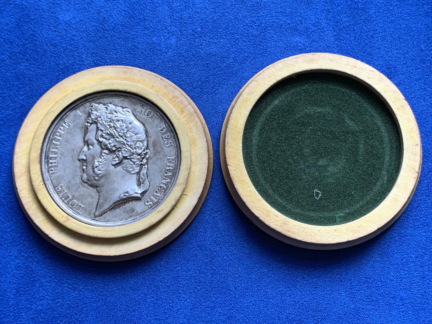 《竞宝斋》第436场 周日，周一2场连拍 （全场包邮） 法国米勒库尔农业评比会纪念大银章 64.5克 51mm 带原木盒 船首银标