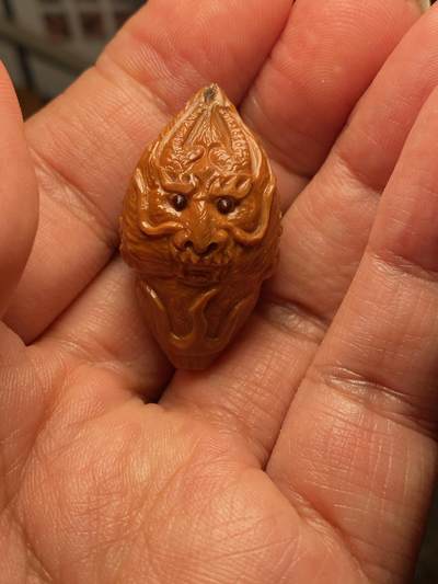 大佬都在看的苏工核雕捡漏价 - 福利苏工核雕，纯手工雕刻，老苏工龙三通，个性十足，等待有缘人，市场无同款，尺寸2。08x3.6喜欢的来