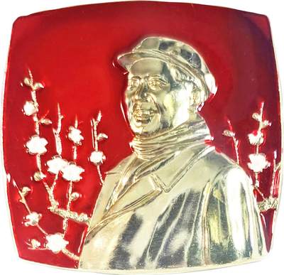 2025年伟人像章秋季专场拍卖会 - 红粉金配色 方形 伟人侧面半身像 梅花元素 一枚 NGC-MS66 4.72cm×4.53cm