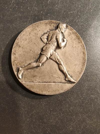 老王徽章第162期 -  法国1500米长跑竞赛镀银大铜章     直径40mm.    重量23.9g
