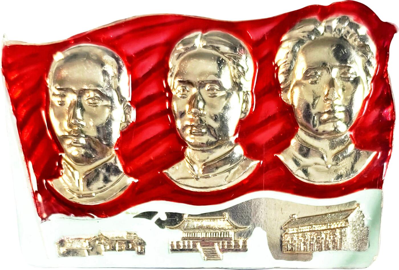 2025年伟人像章秋季专场拍卖会 红银蓝配色 异形 领袖群像（三人头像浮雕） 光辉的里程系列 建筑地标 一枚 NGC-MS65 6.89cm×4.63cm