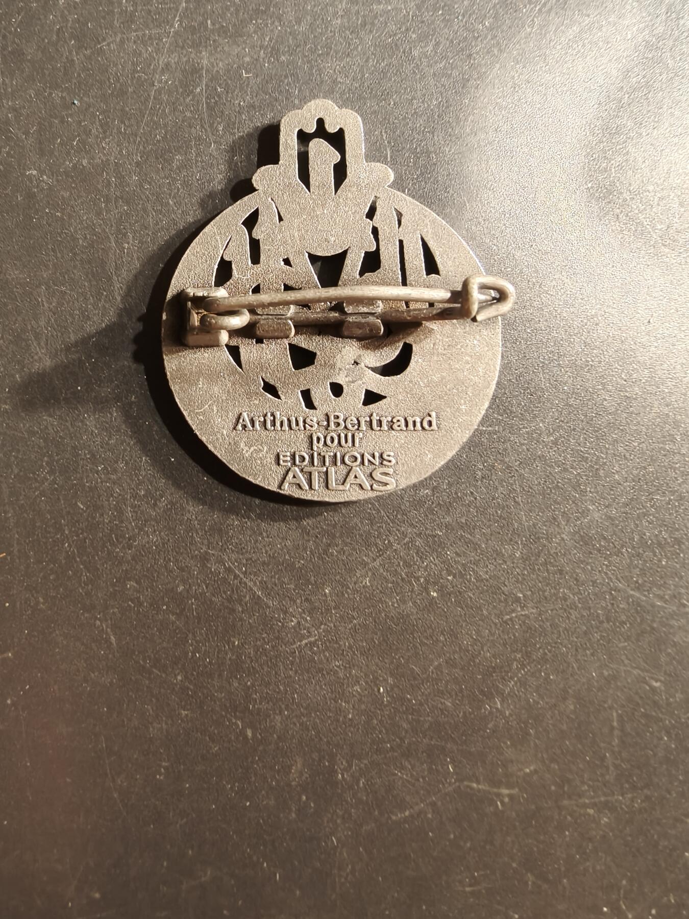 老王徽章第162期  法国陆军第1阿尔及利亚步兵团证章         该团于1856年成立，由两个阿尔及尔营组成。  在1994年，第1阿尔及利亚步兵团被重组为第1步兵团（1er RTir）。  该团是法国陆军非洲军团的传统继承者，其成员被称为“Tirailleurs”（意为“步枪手”）