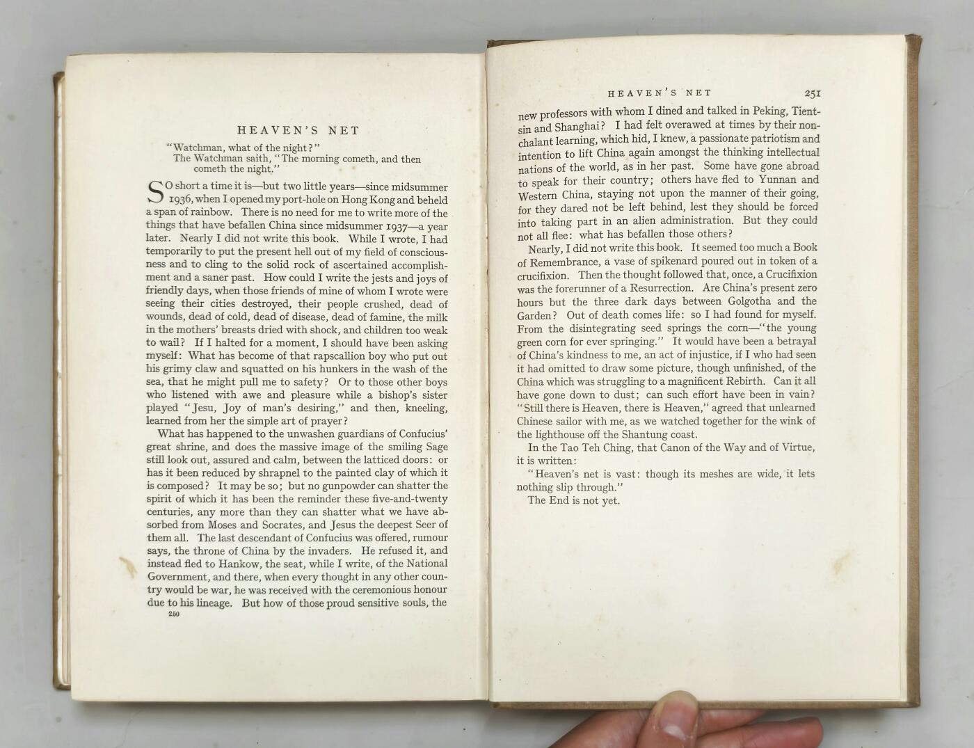 2025年吉藏纸杂文献秋季专场拍卖会 民国二十七年（1938年）英文版抗战文献作者谢福芸签名本《Brave New China勇敢的新中国》一册（便笺签名题赠，落款时间为1939年2月）。 14.2×22.5cm×3.5cm