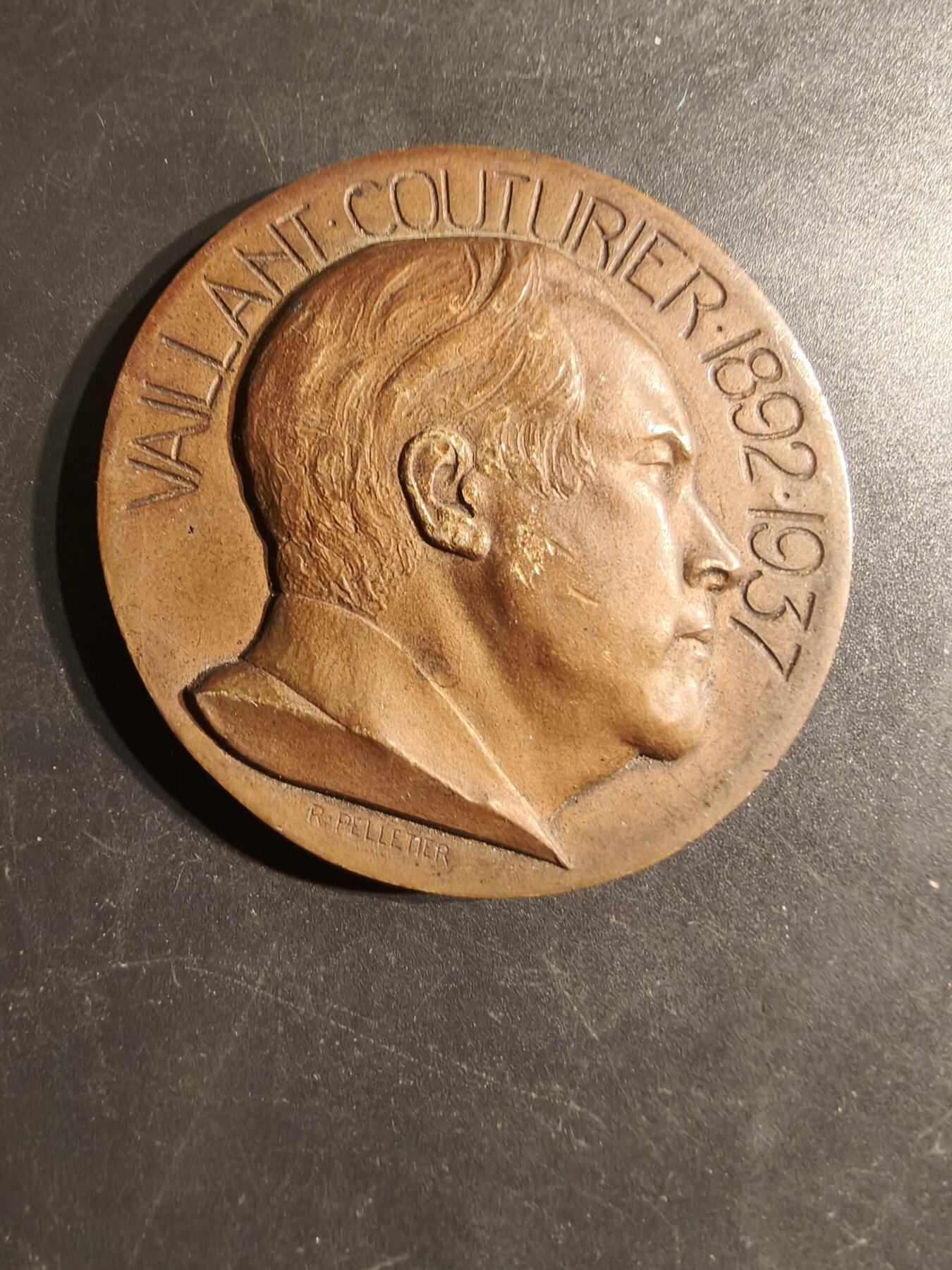 老王徽章第162期  法国共产党中央机关报《人道报》大铜章    正面为法共创始人之一的保罗·瓦扬-古蒂里耶（Paul Vaillant-Couturier）    高浮雕     直径56mm.    重量96.4g