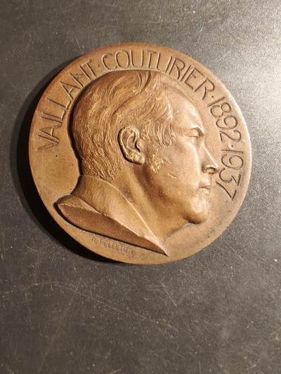 老王徽章第162期 -  法国共产党中央机关报《人道报》大铜章    正面为法共创始人之一的保罗·瓦扬-古蒂里耶（Paul Vaillant-Couturier）    高浮雕     直径56mm.    重量96.4g