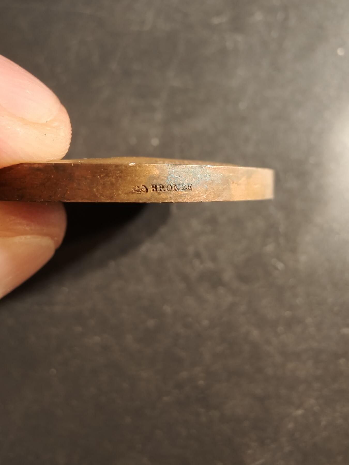 老王徽章第162期  法国机械和金属加工业联合会大铜章     直径43mm.    重量48.7g