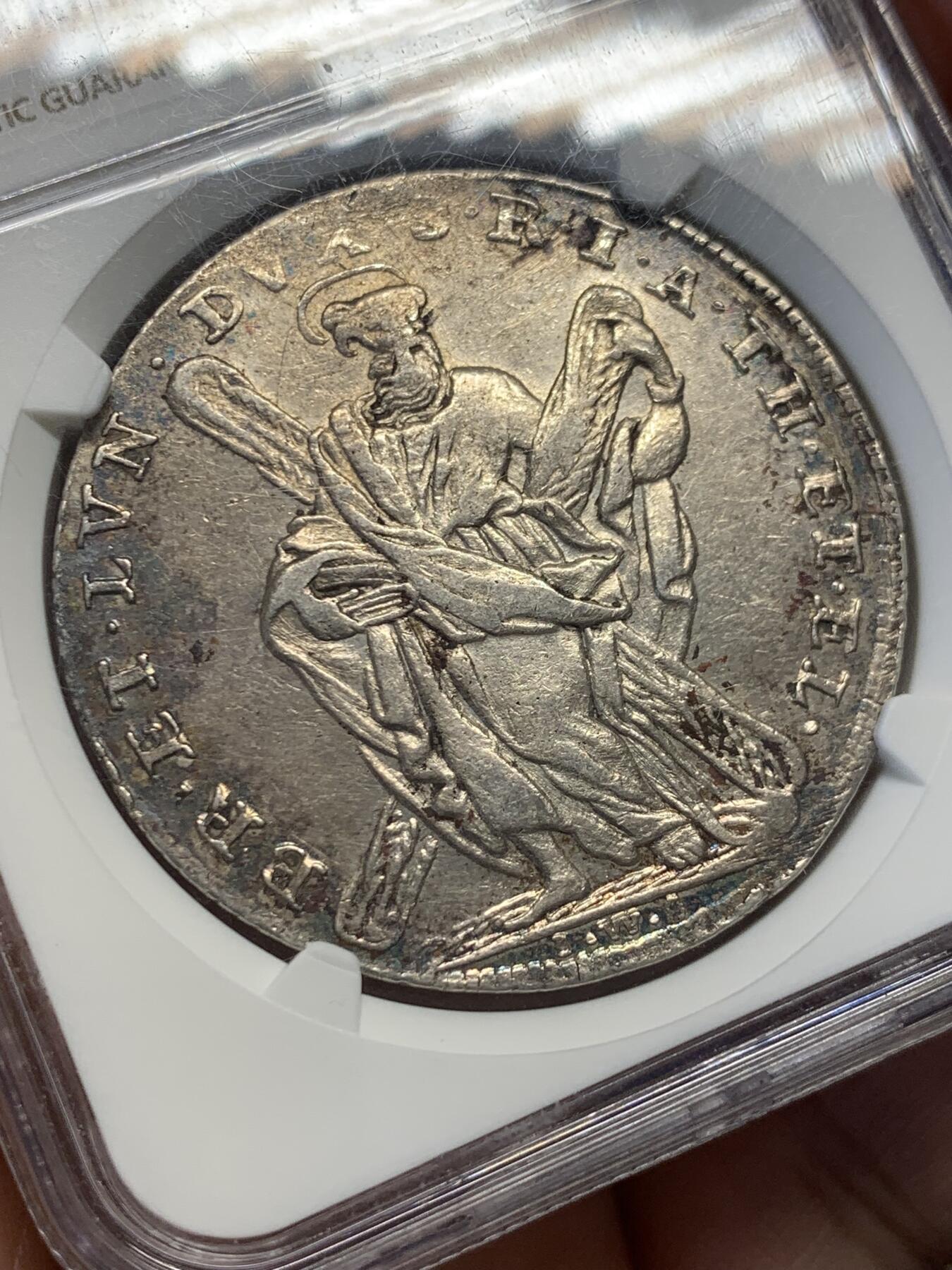 《竞宝斋》第436场 周日，周一2场连拍 （全场包邮） NGC AU55 德国1755年布伦瑞克 吕内堡 乔治三世泰勒大银币 1714年汉诺威选帝侯乔治一世依据《嗣位法》继承英国王位，而汉诺威王室源之于德国13世纪的吕内堡公爵，因此背后的徽章带有英伦的风格，这在德国泰勒当中不多见的。