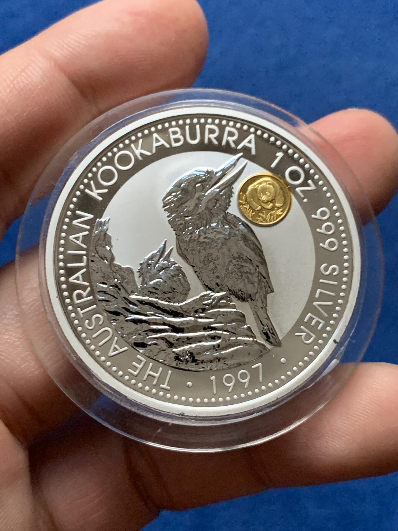 《竞宝斋》第436场 周日，周一2场连拍 （全场包邮） 澳大利亚 1997年 笑翠鸟 熊猫镶嵌银币 含纯银1盎司999银，镶嵌部分重约0.5克黄金，发行1.5万枚，为上海国际钱币展而发行，细节见图。