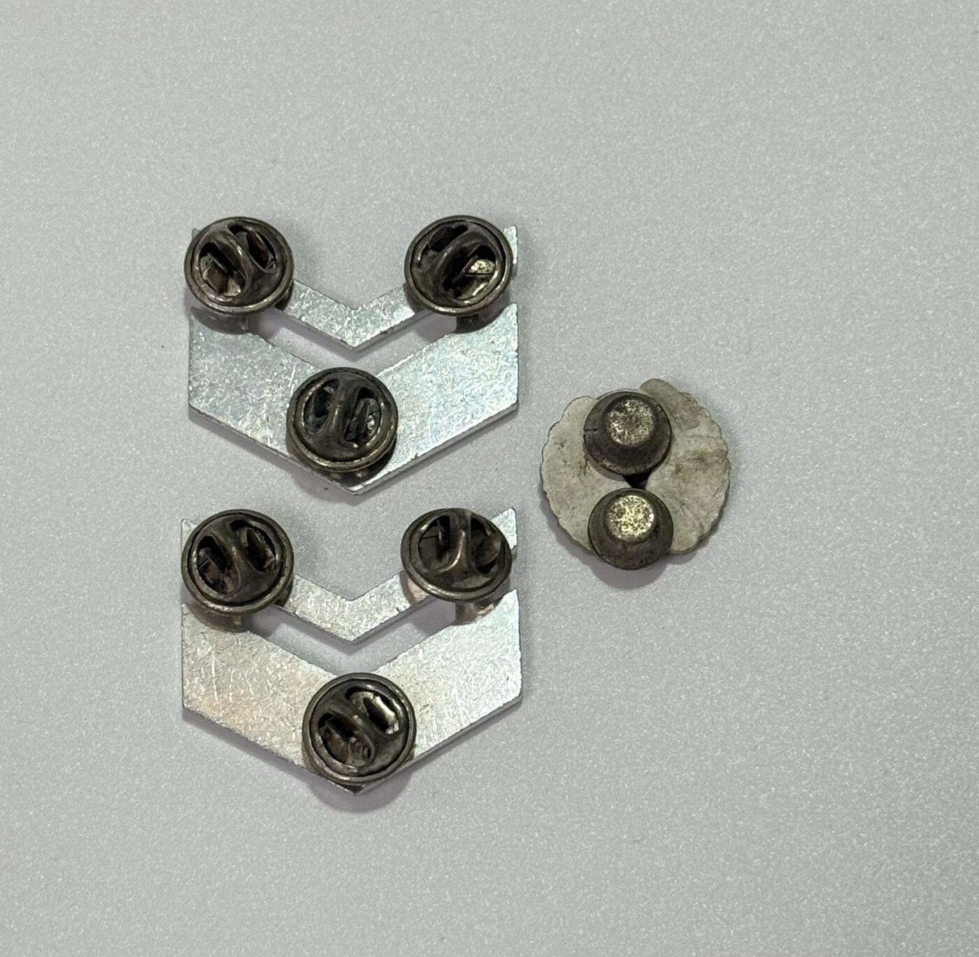 韵星假日精品2025秋季军品类拍卖会-- Rimey Holidays Boutique 2025 Autumn Militaria Sale 国军空军帽徽与肩章一组